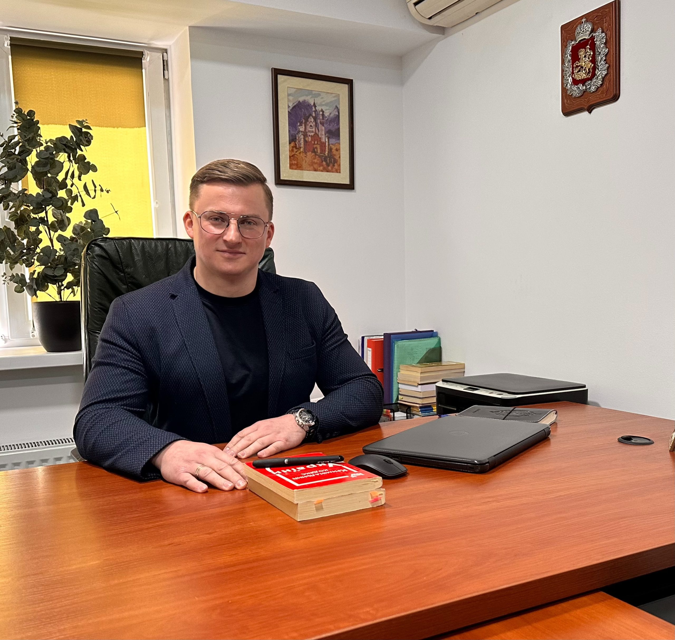 Адвокат Гром Юрій Володимирович у робочому кабінеті